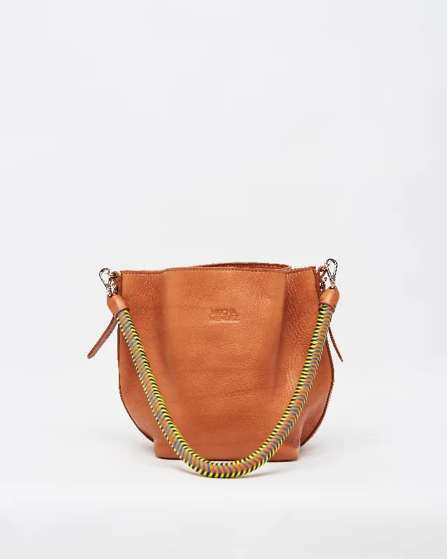 Canvas bucket bag with a striped pattern for a nautical - inspired lookBucket Tan Amazonica