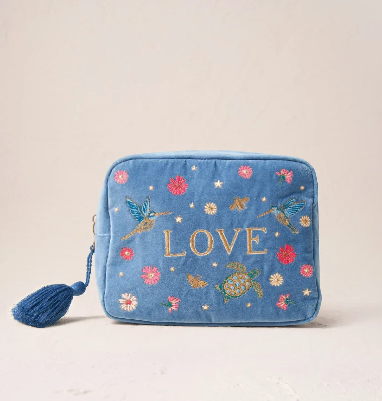 Plus-size makeup bag with an extra-large capacity for storing all makeup essentialsGive Love Wash Bag