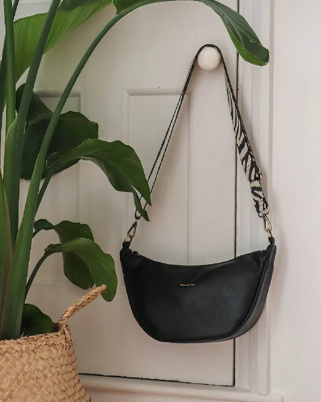 Convertible crossbody bag that can be worn as a shoulder bagDempsey Scoop Bag - Black