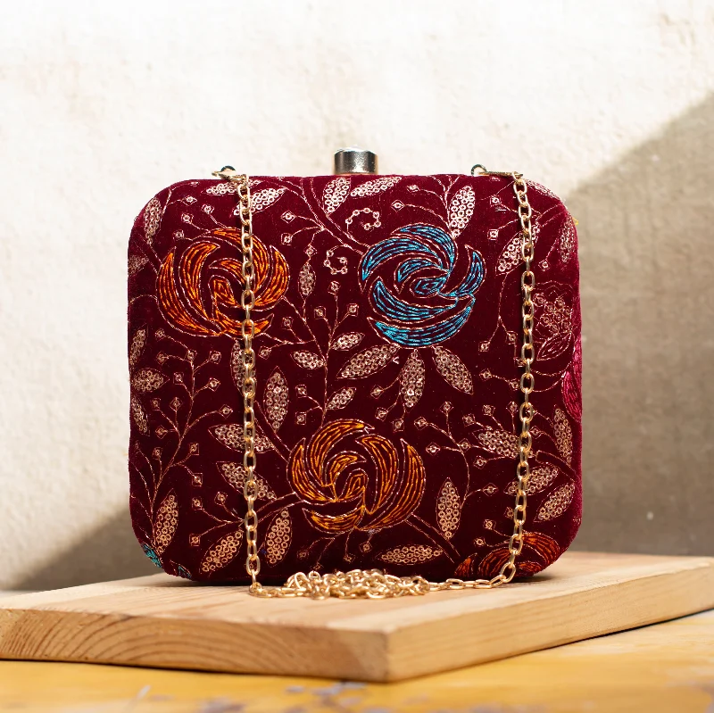 Two - tone clutch with a contrast color lining for added styleMaroon Floral Embroidery Party Clutch