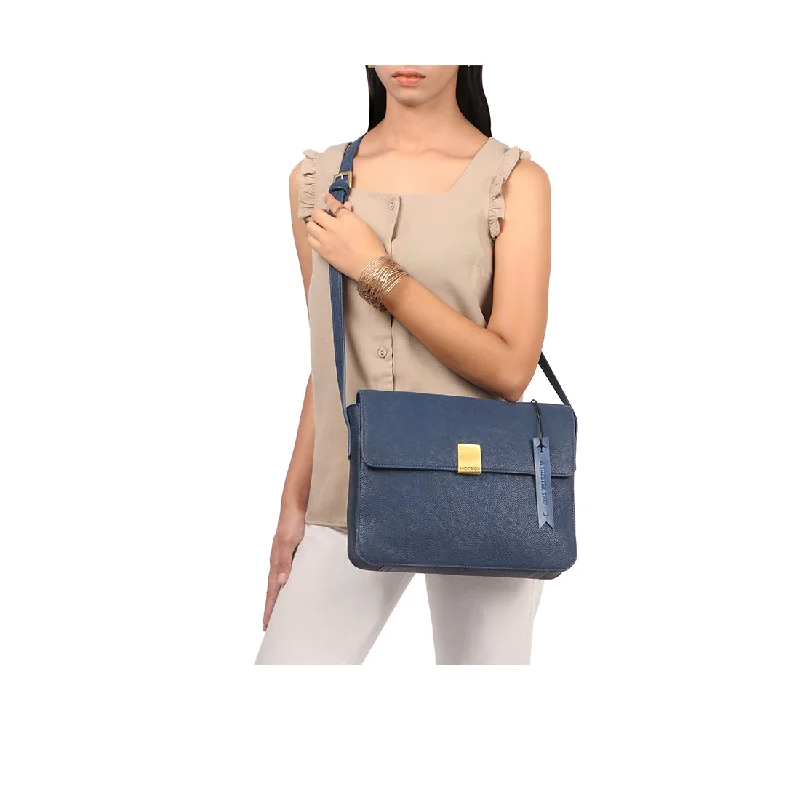 Two - tone clutch with a contrast color lining for added styleYOGA 02 SLING BAG